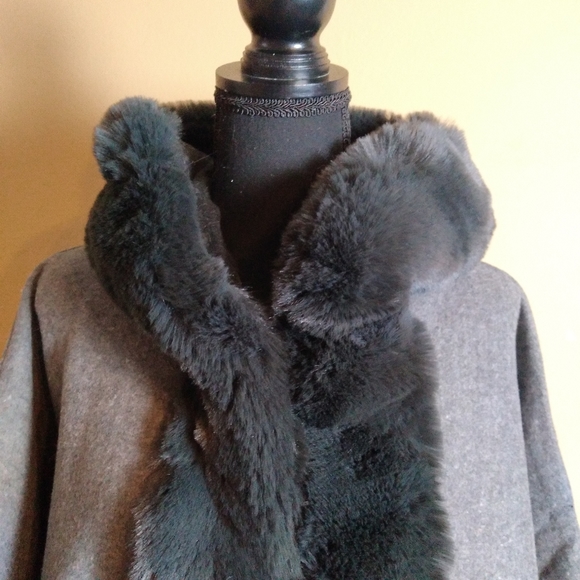 Women's Grey Faux Fur Trimmed Hooded Poncho Cape- OS NWT - Picture 5 of 9